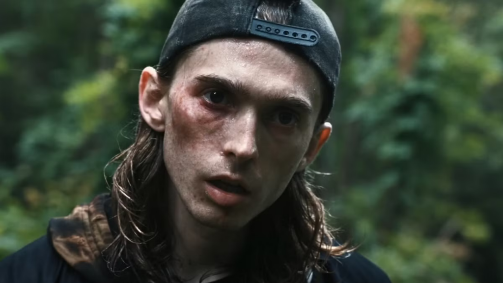 Austin Abrams émerge comme une figure centrale dans le cinéma de genre contemporain.