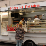 Sainte-Anne : Le camion-pizza de Ben et Mara propose des échanges autour de la cuisson.