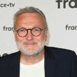 Laurent Ruquier suggère une nouvelle relation dans Les Grosses Têtes, selon ses propos.